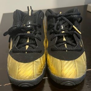 Nike Air Foamposite Pro
Metallic Gold